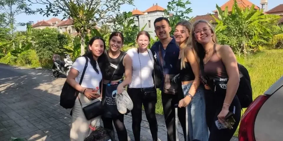 private airport transfer from denpasar airport to ubud with private car and meet and greet service